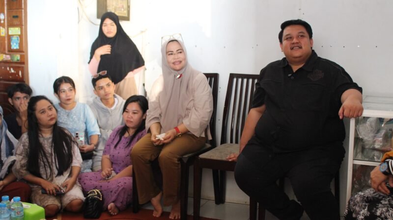 Calon Wali Kota dan Wakil Wali Kota Kendari nomor urut 2 saat berdiskusi dengan warga Kambu. Foto : Ist