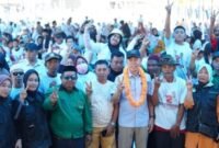 ASR berfoto bersama masyarakat Kelurahan Raterate, Kecamatan Tirawuta, Kabupaten Kolaka Timur. Foto: Ist