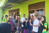 AJP-ASLI berfoto bersama sejumlah masyarakat Lorong Durian, Kelurahan Wua-Wua. Foto: Redaksi 
