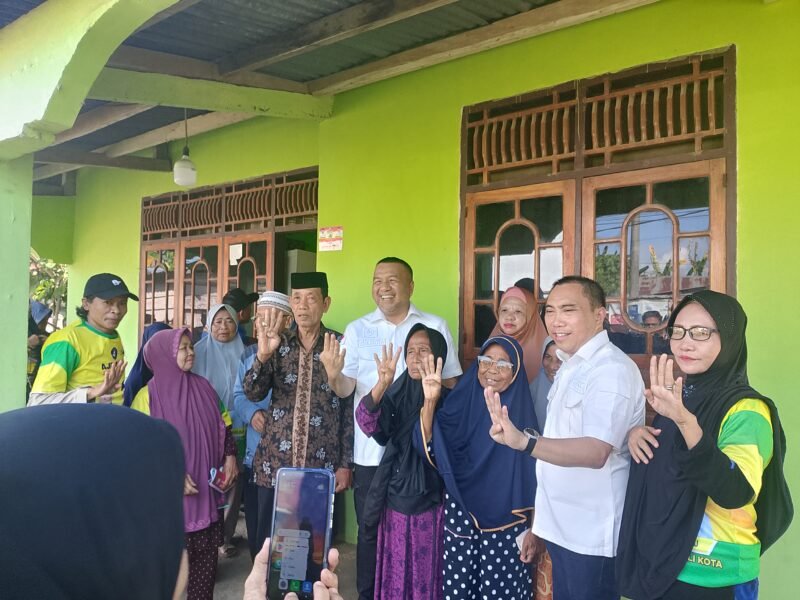 AJP-ASLI berfoto bersama sejumlah masyarakat Lorong Durian, Kelurahan Wua-Wua. Foto: Redaksi 