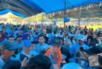 Calo Gubernur Sultra nomor urut 2 Andi Sumangerukka saat disambut antusias masyarakat Koltim. Foto : Ist