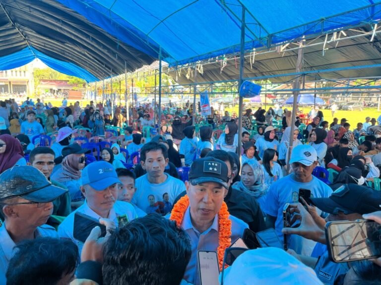 Calo Gubernur Sultra nomor urut 2 Andi Sumangerukka saat disambut antusias masyarakat Koltim. Foto : Ist
