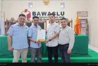 Sejumlah tim pemenangan ASR-HUGUA saat mengadukan Mantan Gubernur Nur Alam di Bawaslu Sultra. Foto : Ist