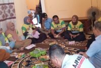 AJP-ASLI saat berdiskusi dengan warga dan emak-emak di Jalan Kelapa II Andonuhu. Foto: Redaksi 