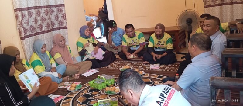 AJP-ASLI saat berdiskusi dengan warga dan emak-emak di Jalan Kelapa II Andonuhu. Foto: Redaksi 
