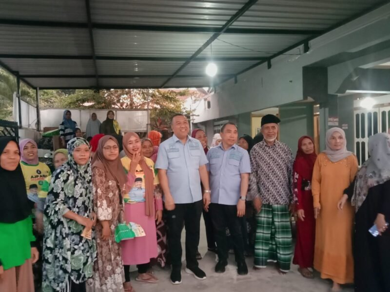 AJP-ASLI saat bersama warga lorong Delima Kelurahan Andonuhu. Foto: Redaksi 