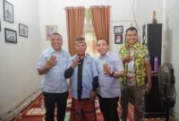 AJP-ASLI saat berfoto bersama salah satu tokoh masyarakat beberapa waktu lalu. Foto: Ist