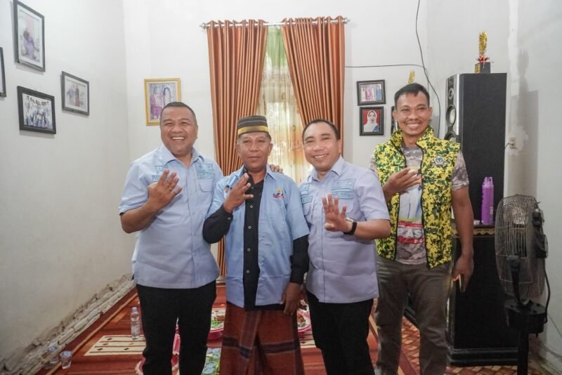 AJP-ASLI saat berfoto bersama salah satu tokoh masyarakat beberapa waktu lalu. Foto: Ist
