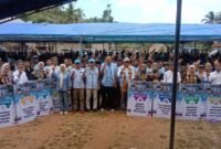 Foto bersama Calon Wakil Gubernur Sultra,Ir Hugua dan Fajar Ishak bersama ribuan masyarakat Busel. Foto: Ist