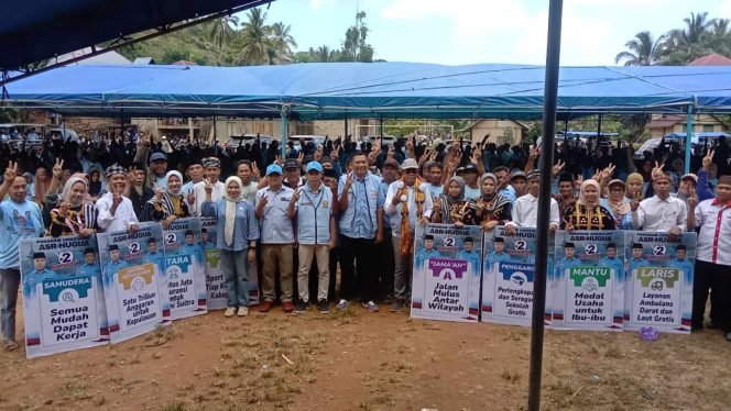 Foto bersama Calon Wakil Gubernur Sultra,Ir Hugua dan Fajar Ishak bersama ribuan masyarakat Busel. Foto: Ist