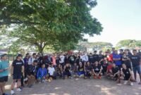 AJP-ASLI berfoto bersama puluhan anak-anak muda di lapangan Benua-benua. Foto : Ist