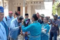 Calon Wakil Gubernur Sultra nomor urut 2 Ir Hugua mendapat pengalungan bunga saat kampeye di Busel. Foto:Ist