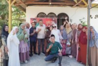 AJP-ASLI berfoto bersama keluarga pemenang door prize gratis. Foto: Ist