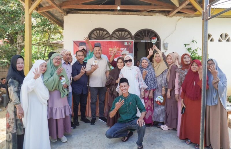 AJP-ASLI berfoto bersama keluarga pemenang door prize gratis. Foto: Ist