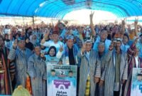 Calon Wakil Gubernur Sultra nomor urut 2 Ir Hugua berfoto bersama ribuan masyarakat saat mengelar kampanye di Kapuntori Kabupaten Buton. Foto:Ist