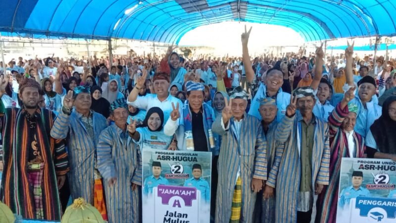 Calon Wakil Gubernur Sultra nomor urut 2 Ir Hugua berfoto bersama ribuan masyarakat saat mengelar kampanye di Kapuntori Kabupaten Buton. Foto:Ist