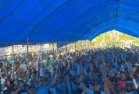 Calon Gubernur Sultra nomor urut 2 Andi Sumangerukka dan Raup saat berfoto ditengah-tengah masyarakat disela-sela kampeye. Foto: Ist