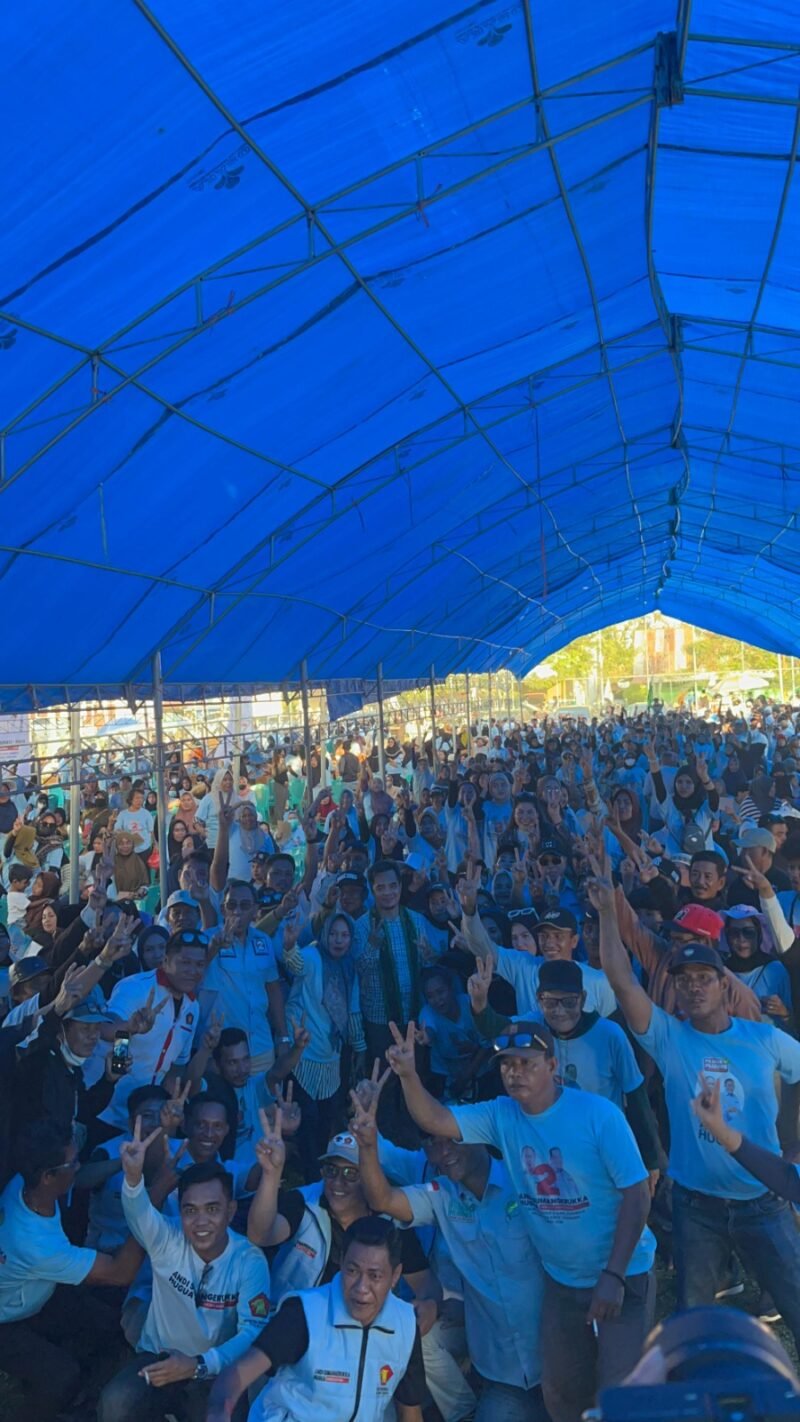 Calon Gubernur Sultra nomor urut 2 Andi Sumangerukka dan Raup saat berfoto ditengah-tengah masyarakat disela-sela kampeye. Foto: Ist