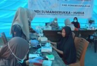 Suasana pemeriksaan kesehatan gratis yang diselenggarakan oleh relawan Medis berkah. Foto: Ist