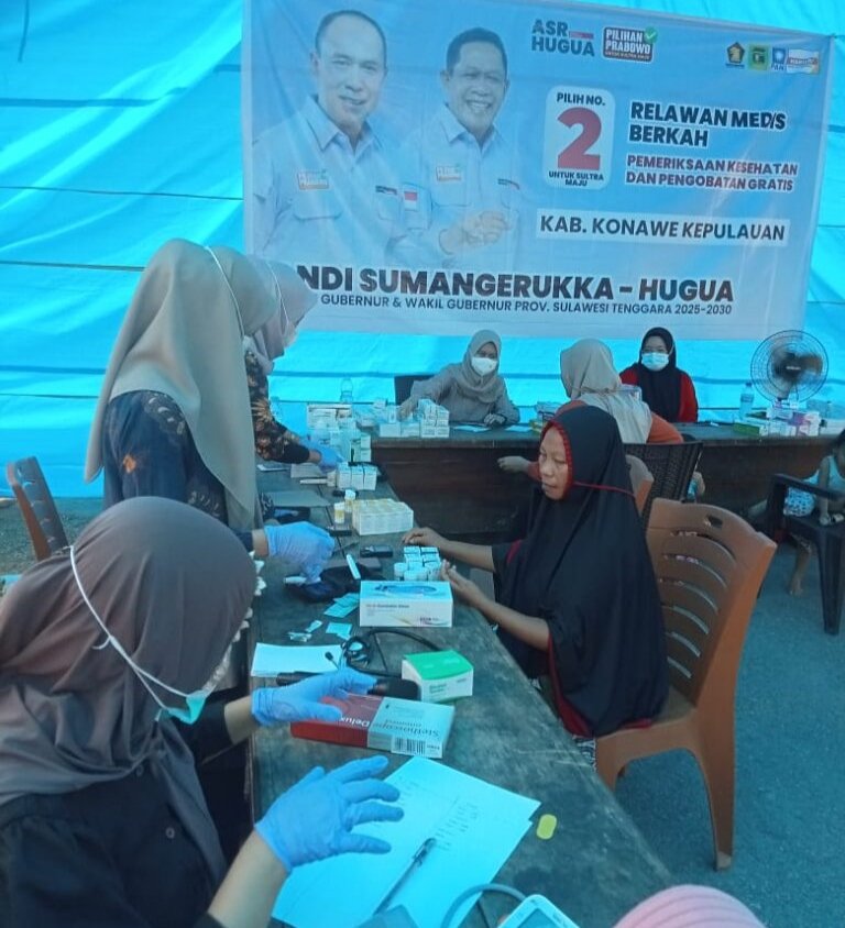 Suasana pemeriksaan kesehatan gratis yang diselenggarakan oleh relawan Medis berkah. Foto: Ist