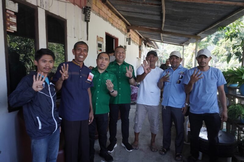 AJP-ASLI berfoto bersama sejumlah masyarakat kelurahan Jati Mekar. Foto : Redaksi 