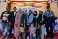Asdar Anggota DPRD Muna (kedua dari kanan) berfoto bersama keluarga dan kerabat usai pelantikan. Foto : Ist