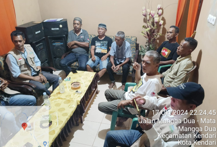 Ketua KSP Kota Kendari Kikila Adi Kusuma bersama sejumlah relawan saat melakukan sosialisasi di Kelurahan Manga Dua. Foto : Ist