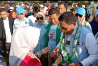 Calon Wakil Gubernur Sultra nomor urut 2 saat disambut masyarakat Mubar. Foto : Ist