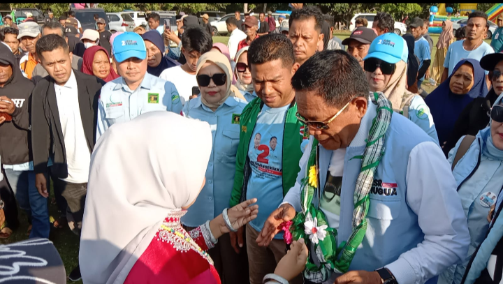 Calon Wakil Gubernur Sultra nomor urut 2 saat disambut masyarakat Mubar. Foto : Ist