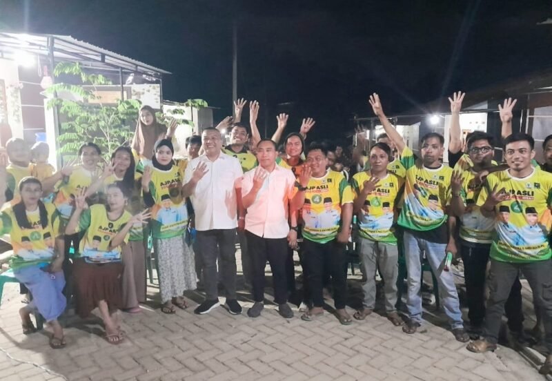 AJP-ASLI bersama warga Jalan Tunggala, Kelurahan Anwai, Kecamatan Wua-wua. Foto: Ist