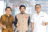 Pengamat demokrasi dan Politik lokal Sultra Awaludin Ma’ruf tengah. Foto: Ist