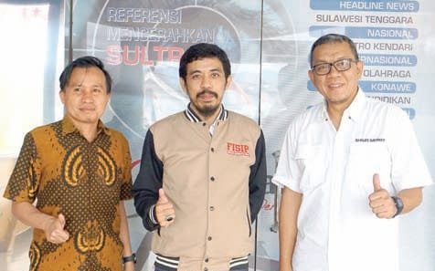 Pengamat demokrasi dan Politik lokal Sultra Awaludin Ma’ruf tengah. Foto: Ist