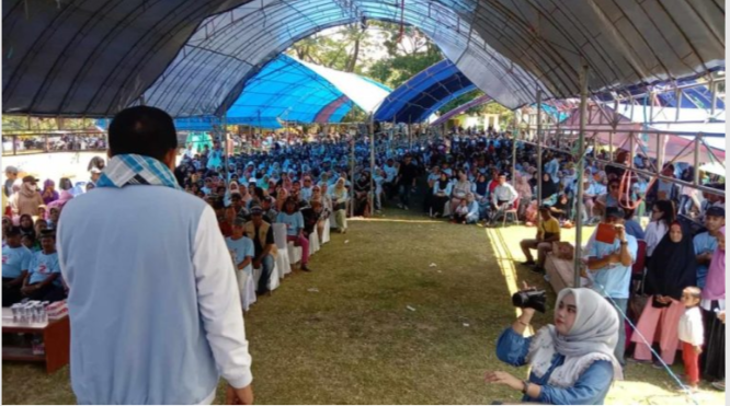 Calon Wakil Gubernur Sultra nomor urut 2 Ir Hugua saat mengelar kampeye di hadapan ribuan masyarakat Butur. Foto: Ist
