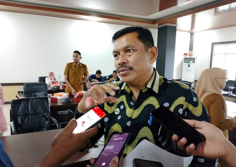Sekertaris Daerah Kabupaten Muna Edi Uga saat membaca keterangan pers. Foto: Redaksi 