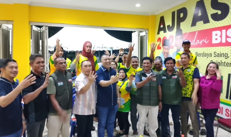 Puluhan pengurus DPD Maluku Satu Rasa Sultra berfoto bersama AJP-ASLI usai Deklarasi dukungan. Foto : Redaksi