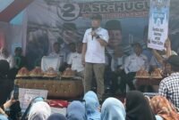 Calon Gubernur Sultra nomor urut 2 Andi Sumangerukka saat melakukan orasi politik dihadapan ribuan masyarakat Kolaka.Foto: Ist
