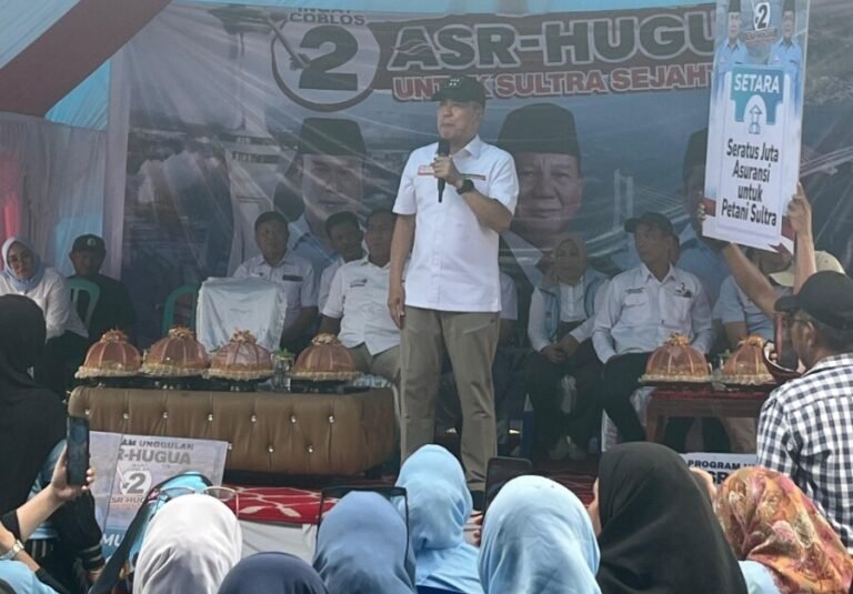 Calon Gubernur Sultra nomor urut 2 Andi Sumangerukka saat melakukan orasi politik dihadapan ribuan masyarakat Kolaka.Foto: Ist