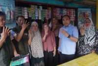Calon Wakil Wali Kota Kendari nomor urut 4 Andi Sulolipu saat berfoto bersama ibu-ibu. Foto : Ist