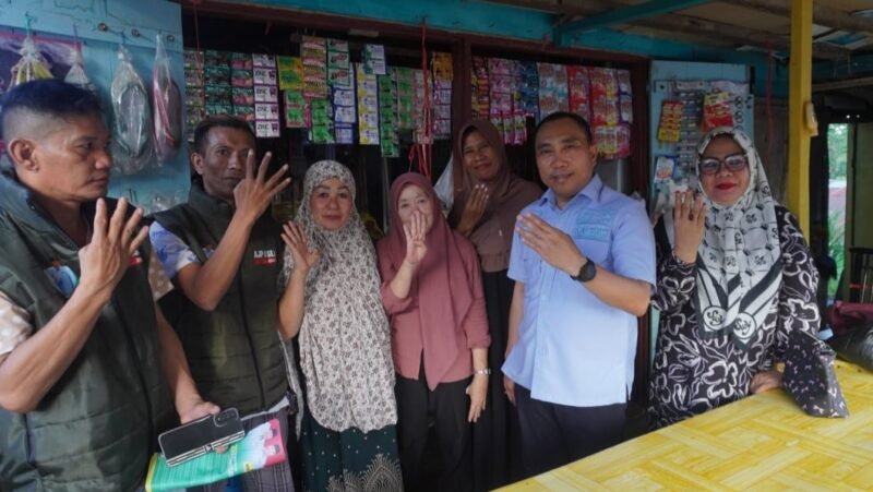 Calon Wakil Wali Kota Kendari nomor urut 4 Andi Sulolipu saat berfoto bersama ibu-ibu. Foto : Ist
