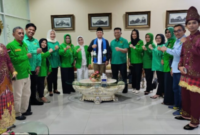 Plt Ketua Umum PPP H Mardiono bersama pengurus DPW PPP Sultra. Foto:Ist