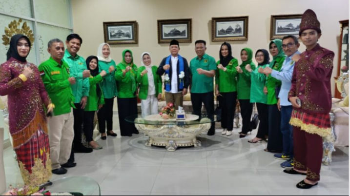 Plt Ketua Umum PPP H Mardiono bersama pengurus DPW PPP Sultra. Foto:Ist