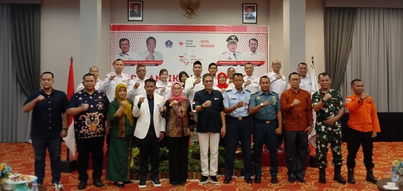 Foto Pengurus PMI Kota Kendari bersama Ketua PMI Sultra H Abdul Rahman Saleh. Foto:Ist