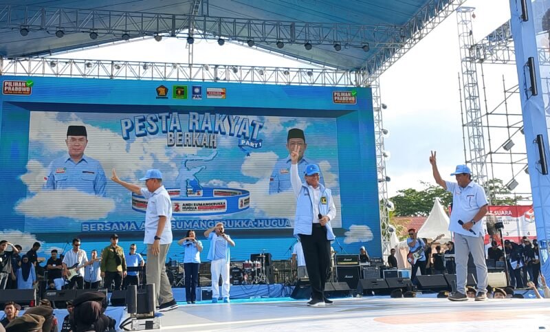Plt Ketua Umum PPP H Mardiono tengah didampingi ASR-HUGUA di acara Pesta Rakyat Berkah ASR-HUGUA. Foto: Redaksi.