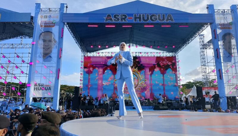 Mulan Jameela saat tampil dihadapan ribuan masyarakat yang hadir di acara Pesta Rakyat Berkah ASR-HUGUA. Foto: Ist