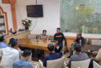 Pj Bupati Busel Ridwan Badallah bersama sejumlah Kadis membahas sejumlah agenda. Foto:Ist
