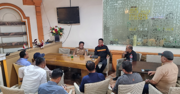 Pj Bupati Busel Ridwan Badallah bersama sejumlah Kadis membahas sejumlah agenda. Foto:Ist