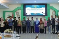 Kakanwil Kemenag Sultra H Muhammad Saleh berfoto bersama Insan Pers dan Komunitas Lintas Agama. Foto: Ist