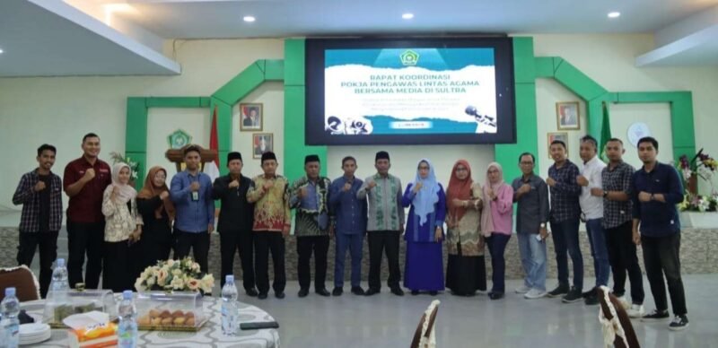 Kakanwil Kemenag Sultra H Muhammad Saleh berfoto bersama Insan Pers dan Komunitas Lintas Agama. Foto: Ist
