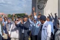 Pasangan calon Gubernur dan Wakil Gubernur Sultra nomor urut 2 bersama rombongan saat berada di Bandara Matahora Wakatobi. Foto: Ist