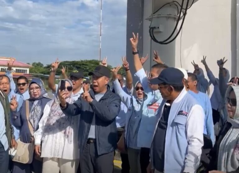 Pasangan calon Gubernur dan Wakil Gubernur Sultra nomor urut 2 bersama rombongan saat berada di Bandara Matahora Wakatobi. Foto: Ist